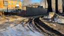 «Нет той мерзкой глины»: возле старых домов в Челябинске расчистили грязь и огородили стройплощадку под ЖК