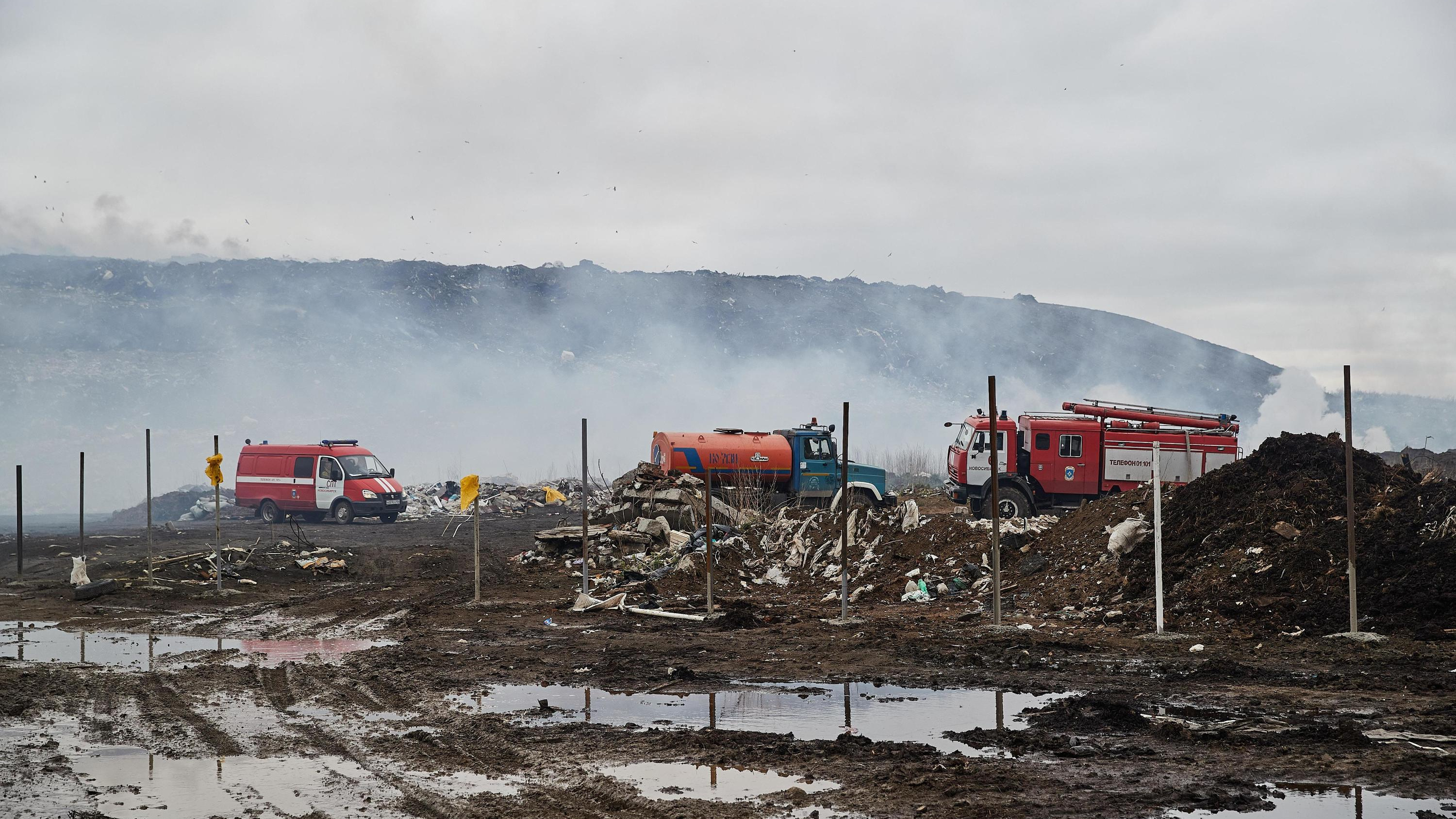 На борьбу с огнем и дымом ушло 4 дня: в Новосибирске полностью потушили пожар на свалке у Хилокского рынка