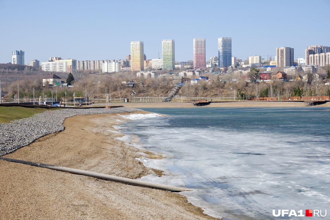 На воде всё еще видна ледяная корка