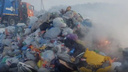 «Не первый случай»: под Новосибирском загорелся мусоровоз — в нем везли неостывшую золу