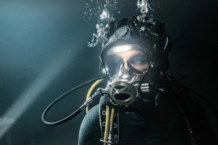 В прокат выходит триллер о дайверах и акулах, ставший последним в карьере британского актера Джулиана Сэндса