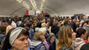 «Поезд не едет»: в метро на «Площади Маркса» собралась толпа