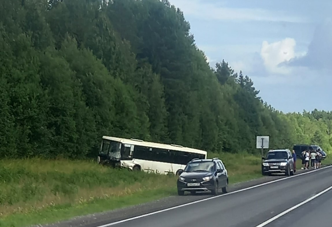 Попали осколки»: что известно о состоянии водителя и пассажиров автобуса,  попавшего в ДТП | 05.08.2023 | Архангельск - БезФормата