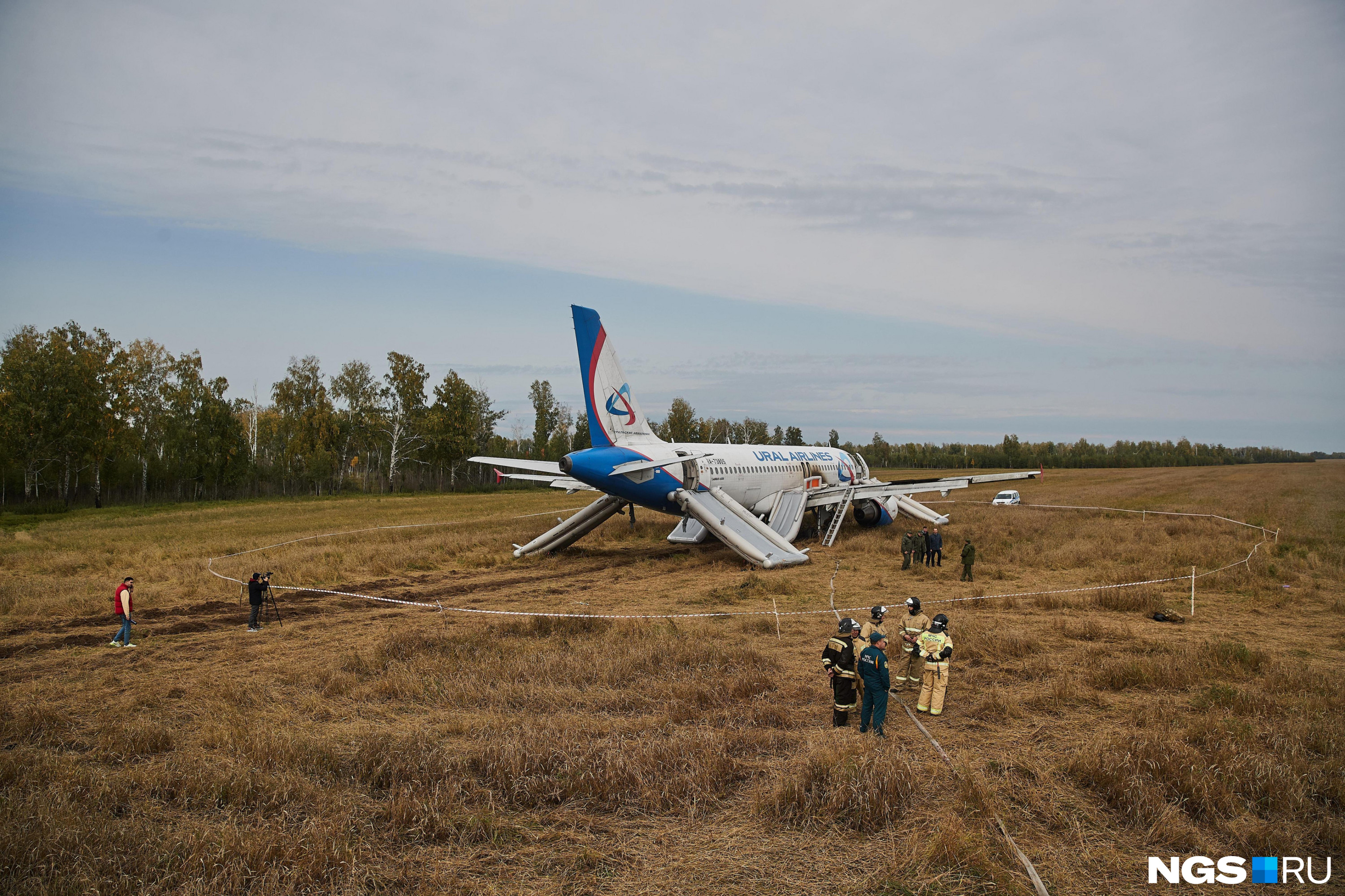 Сегодня руководство авиакомпании решает, что делать с самолётом, застрявшим в новосибирском поле