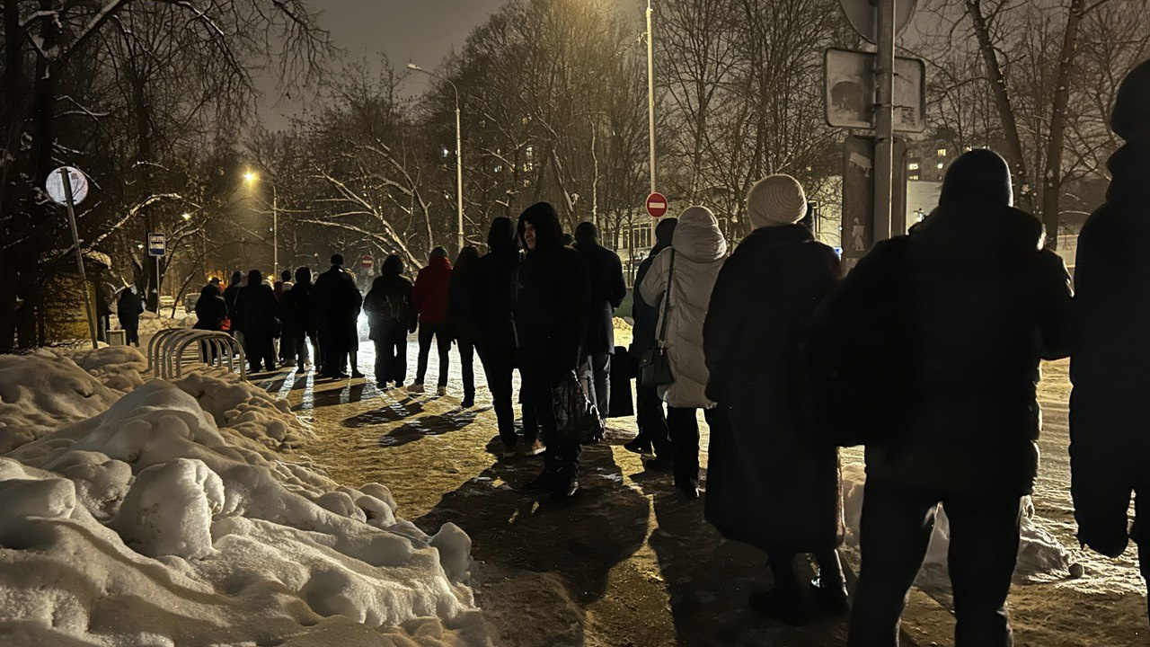 Голодные, холодные и злые. Жители Балашихи замерзают в попытках дождаться автобуса до Москвы: транспорт не едет