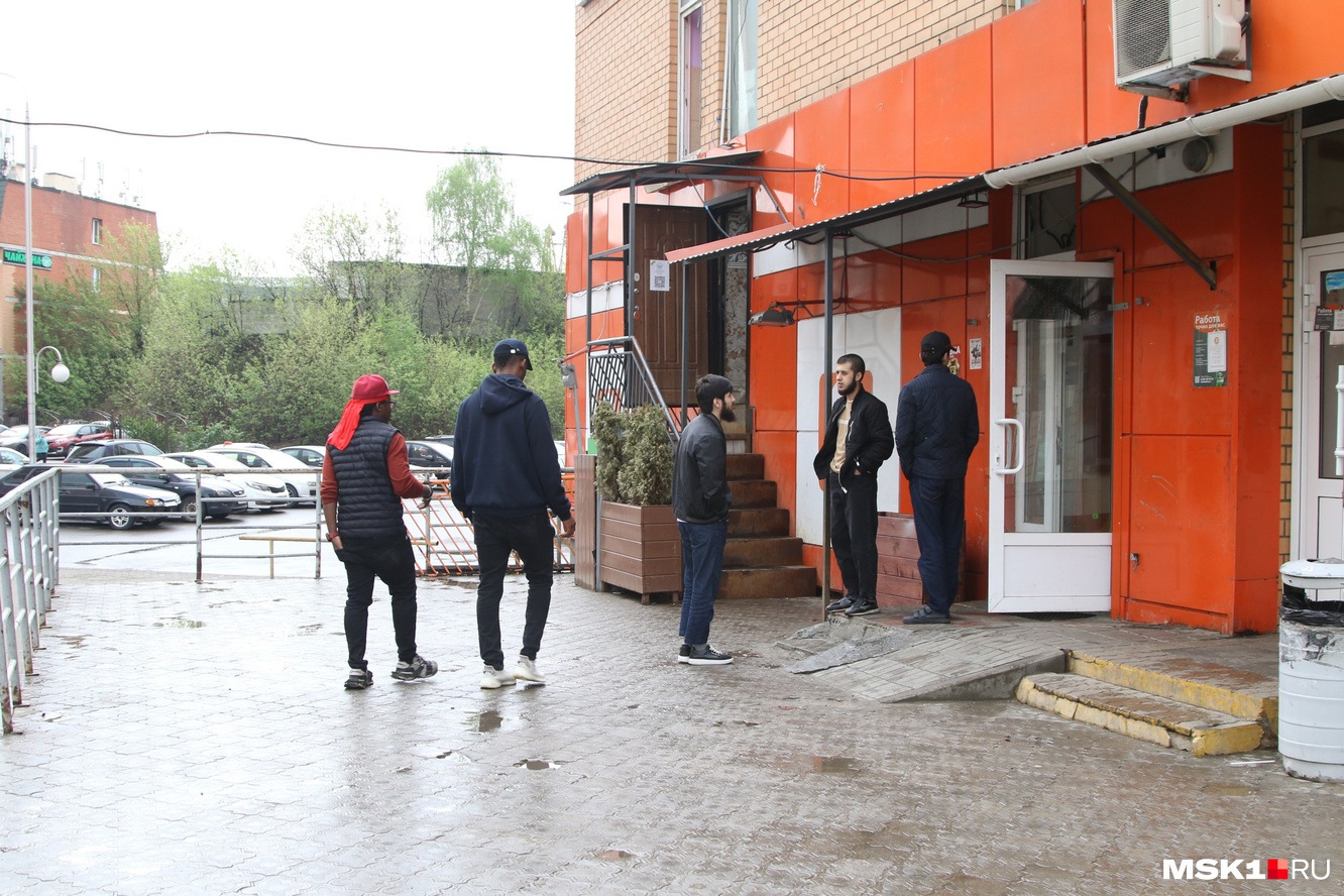 Мечеть, куда приходит множество мусульман, находится прямо в жилом доме в подмосковных Котельниках Мечеть, куда приходит множество мусульман, находится прямо в жилом доме в подмосковных Котельниках