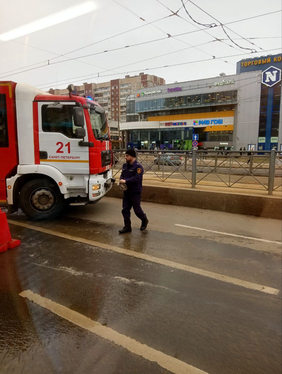 Вода топит дорогу у станции метро «Проспект Просвещения» | 07.03.2024 |  Санкт-Петербург - БезФормата