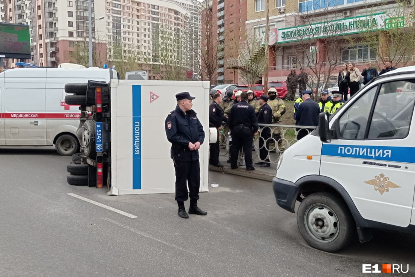 Кто виноват в ДТП, где легковушка протаранила автозак? Отвечает автоэксперт из Екатеринбурга