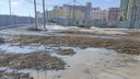 «Тащим коляски по колено в грязи»: родителей возмутило отсутствие дороги к новому садику в Челябинске