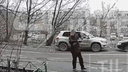 Мужчина, разгуливающий по улице с оружием в руках, напугал челябинцев. Видео