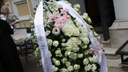 Муж поцеловал крест и поблагодарил поклонников: на Троекуровском кладбище похоронили актрису Анастасию Заворотнюк — онлайн