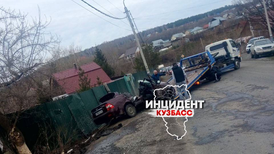 «Вылетел через лобовое»: в Кемерове авто на полной скорости влетело в дерево, трое человек погибли