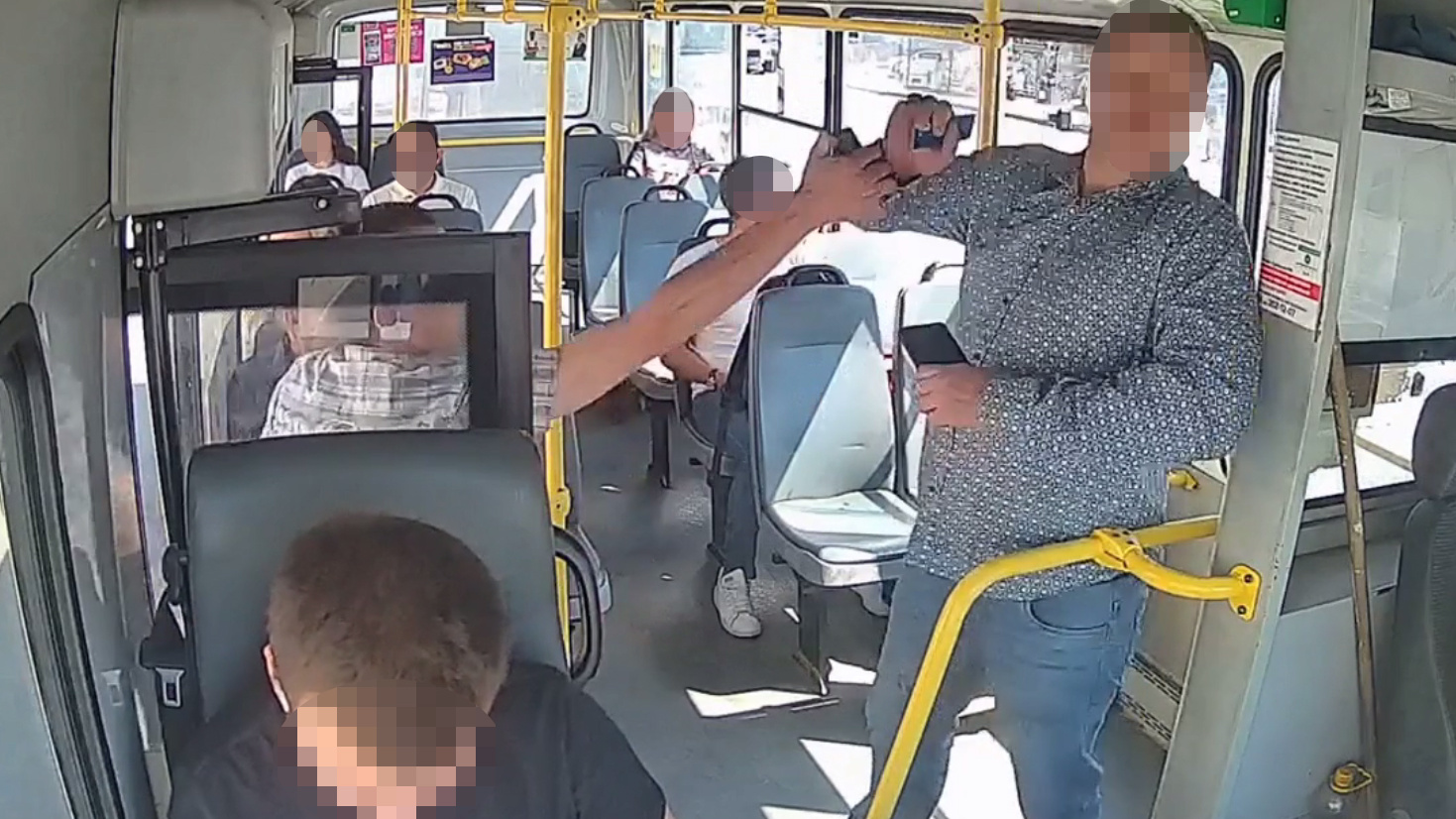 В Воронеже автомобилист распылил перцовый баллончик в лицо пассажиру автобуса — видео