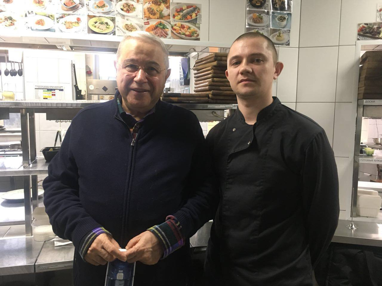 Евгений Петросян поблагодарил поваров за фирменный рассольник Евгений Петросян поблагодарил поваров за фирменный рассольник
