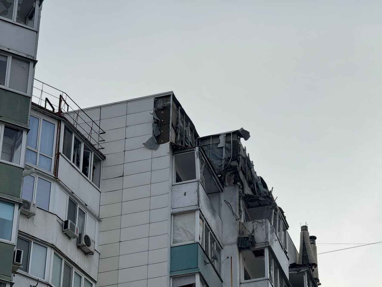 Фото после атаки: повреждена «Белгород Арена», ранены пять человек