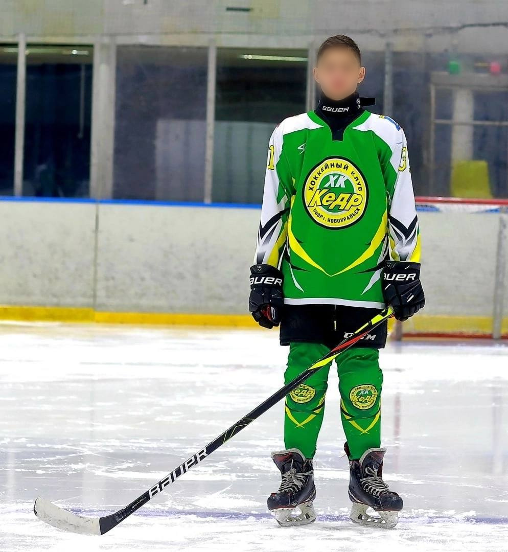 Стало известно о состоянии юного хоккеиста, который впал в кому после смертельной аварии с автобусом на Урале