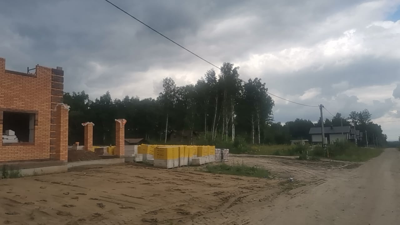 А так выглядит коттеджный поселок у озера в реальности. Ведется подключение к более мощной электроподстанции, но дороги до сих пор есть не везде А так выглядит коттеджный поселок у озера в реальности. Ведется подключение к более мощной электроподстанции, но дороги до сих пор есть не везде
