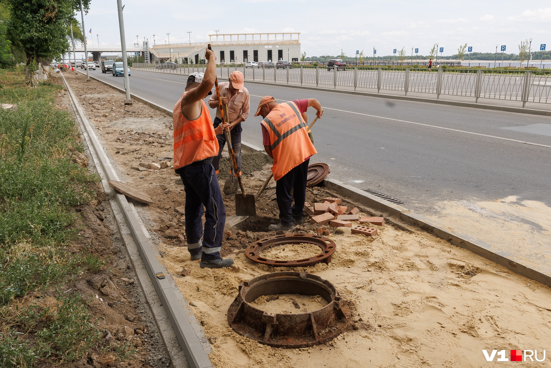 В Волгограде строят тротуар на Нулевой Продольной - 26 июля 2023 - v1.ru