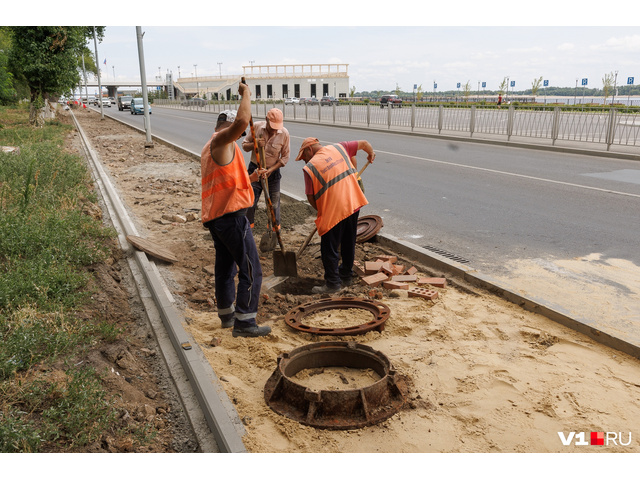 В Волгограде строят тротуар на Нулевой Продольной - 26 июля 2023 - v1.ru