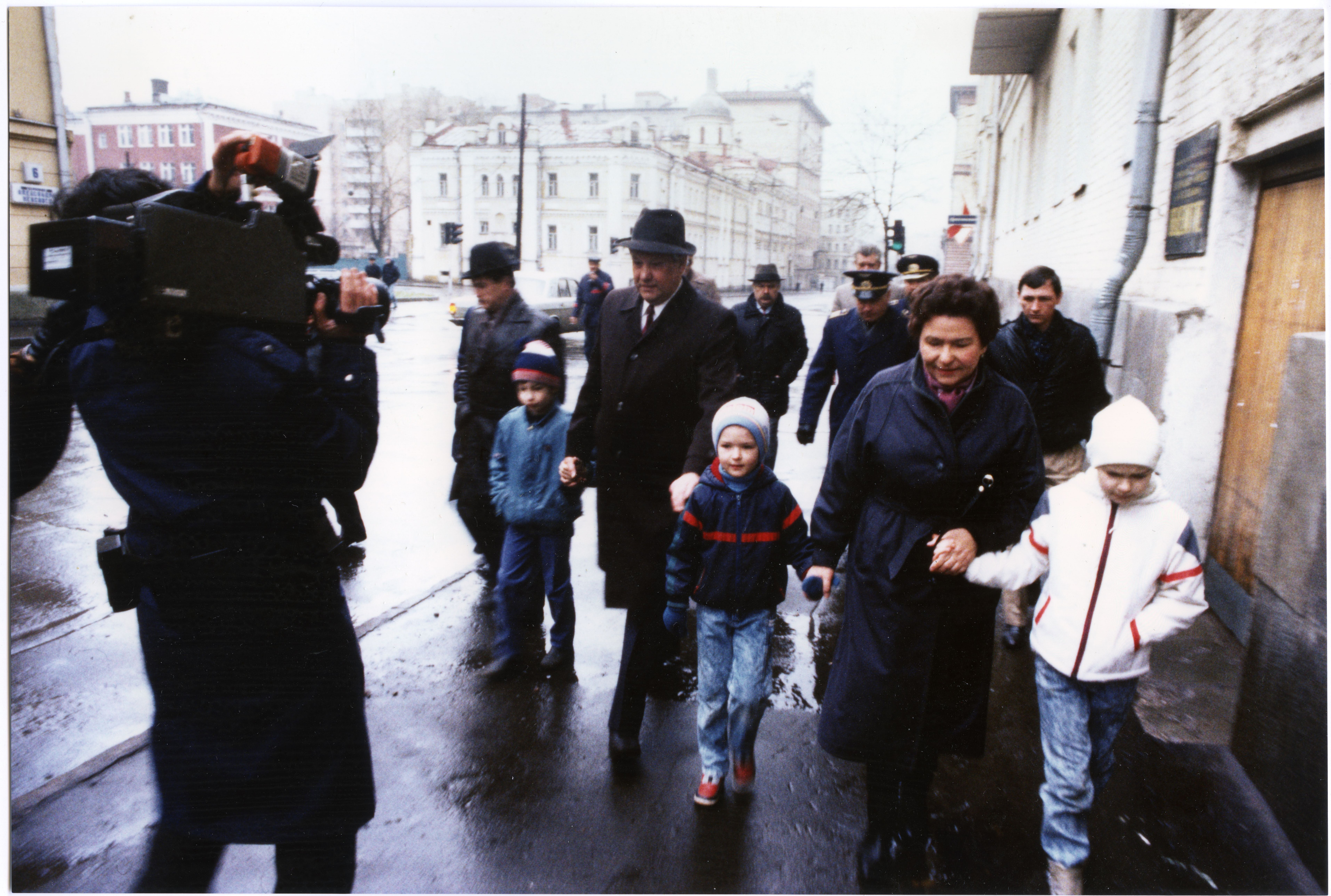 Б. Н. Ельцин и Н. И. Ельцина с семьей по пути на избирательный участок на выборы народных депутатов СССР. Москва. Фото 26 марта 1989 г.