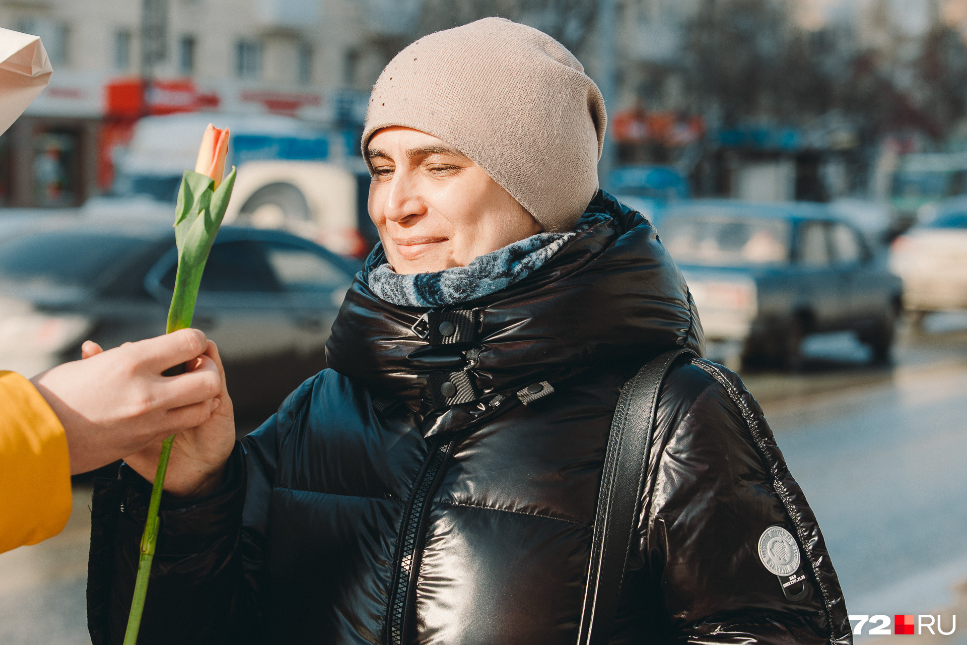 И ей становится радостно после скромного презента И ей становится радостно после скромного презента