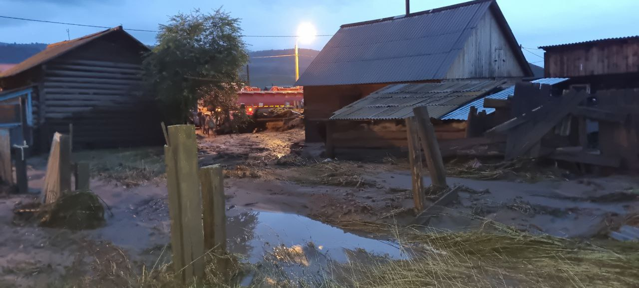 Мощный потоп сносит дома и мосты: в Бурятии потоки воды и грязи парализовали жизнь — кадры