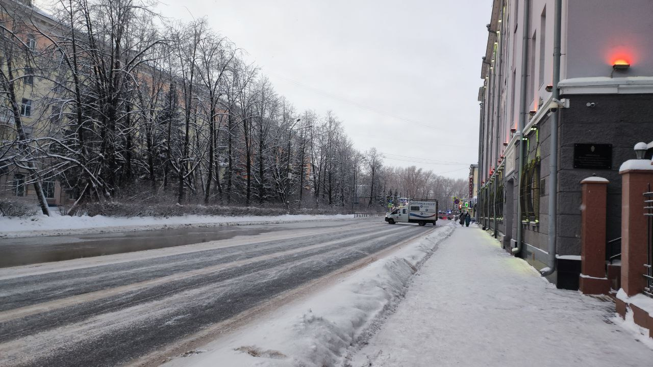 В центре Архангельска залило водой дорогу: как выглядит место аварии, где  теперь не проехать | 03.01.2024 | Архангельск - БезФормата