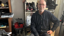 Сибиряк больше 30 лет ремонтирует обувь в уличной будке — он смотрит на ботинки, а видит, как меняется мир