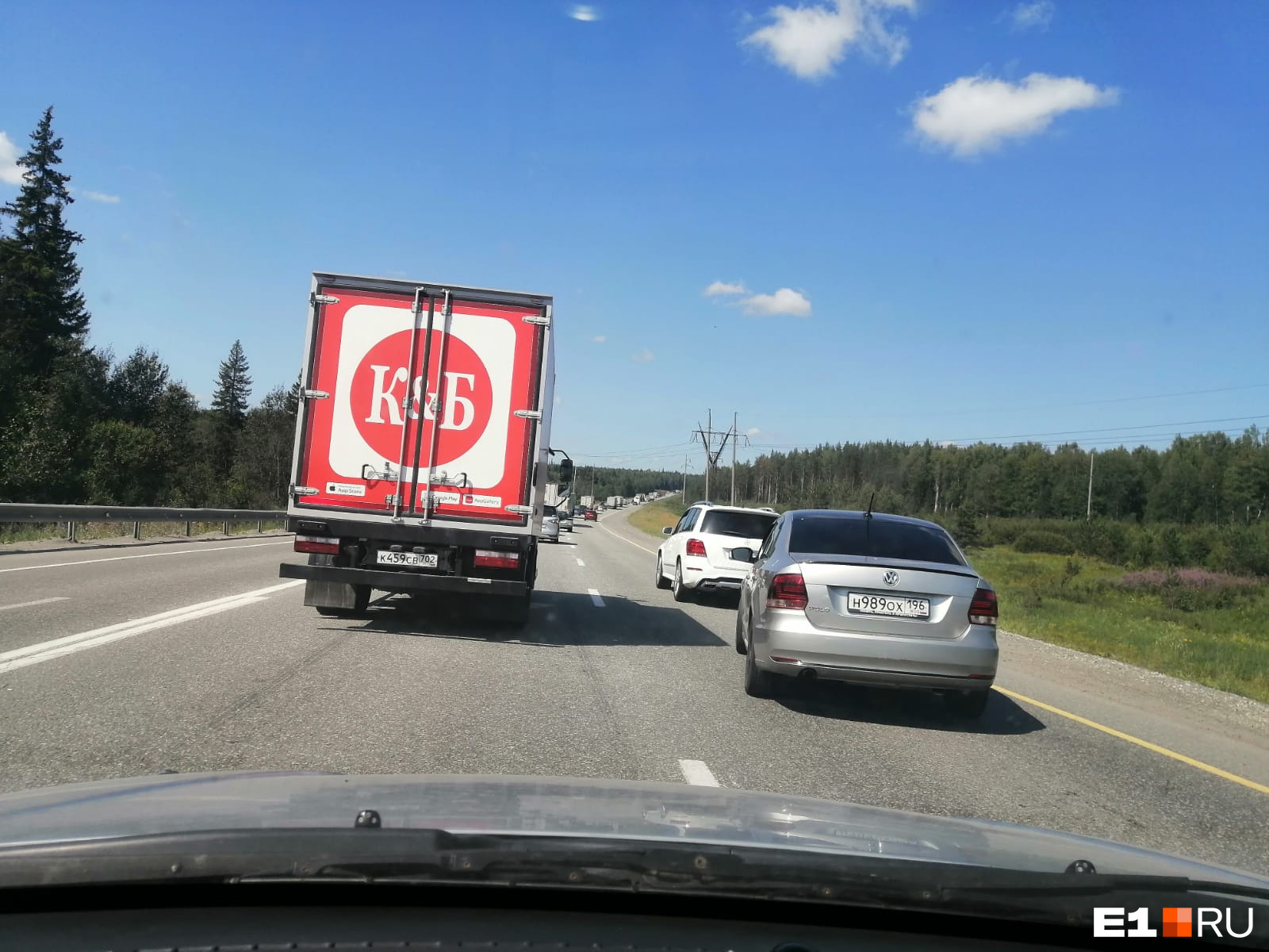 «Стоять три часа». Водители застряли в адской пробке на выезде из Екатеринбурга
