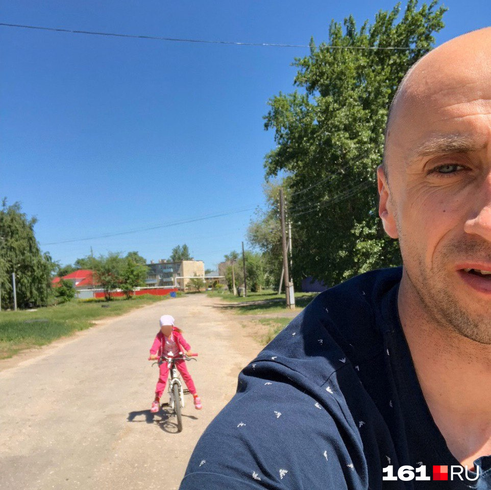 Соседи Истоминых говорят, до второго срока Даша часто каталась с отцом на велосипедах. После приговора они виделись только по видеосвязи Соседи Истоминых говорят, до второго срока Даша часто каталась с отцом на велосипедах. После приговора они виделись только по видеосвязи