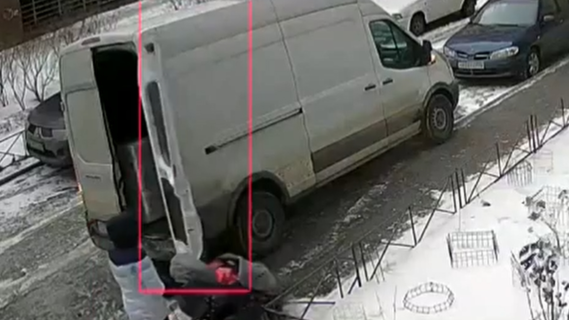 На мать с коляской под Петербургом «напала» дверь фургона