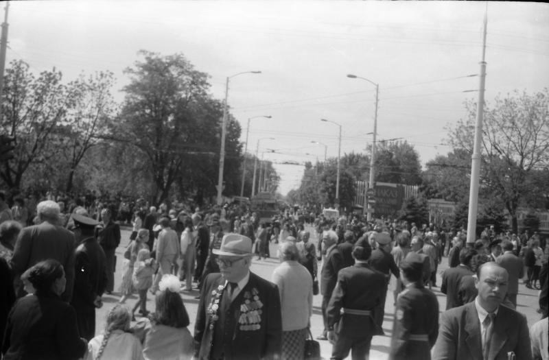 Люди на перекрестке Октябрьской и Северной, 9 мая 1989 года