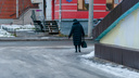 «В пору коньки надевать». Жители Архангельска падают на улице из-за сильного гололеда