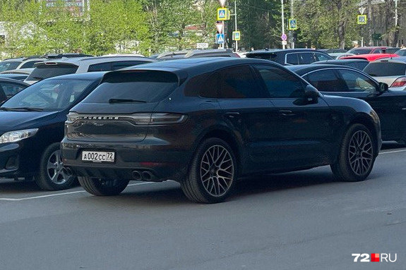 И еще одна машина Porsche Macan, но другого цвета. Интересно, что владеют такими автомобилями девушки И еще одна машина Porsche Macan, но другого цвета. Интересно, что владеют такими автомобилями девушки