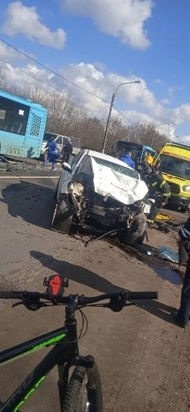 В Петергофе столкнулись «легковушка» и автобус. Скончался один человек
