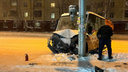 Врезалась в столб: в Новосибирске произошло ДТП с маршруткой — фото