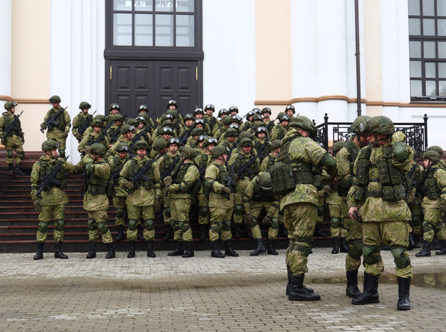 Военные выстроились в центре Екатеринбурга: онлайн-репортаж о Дне Победы