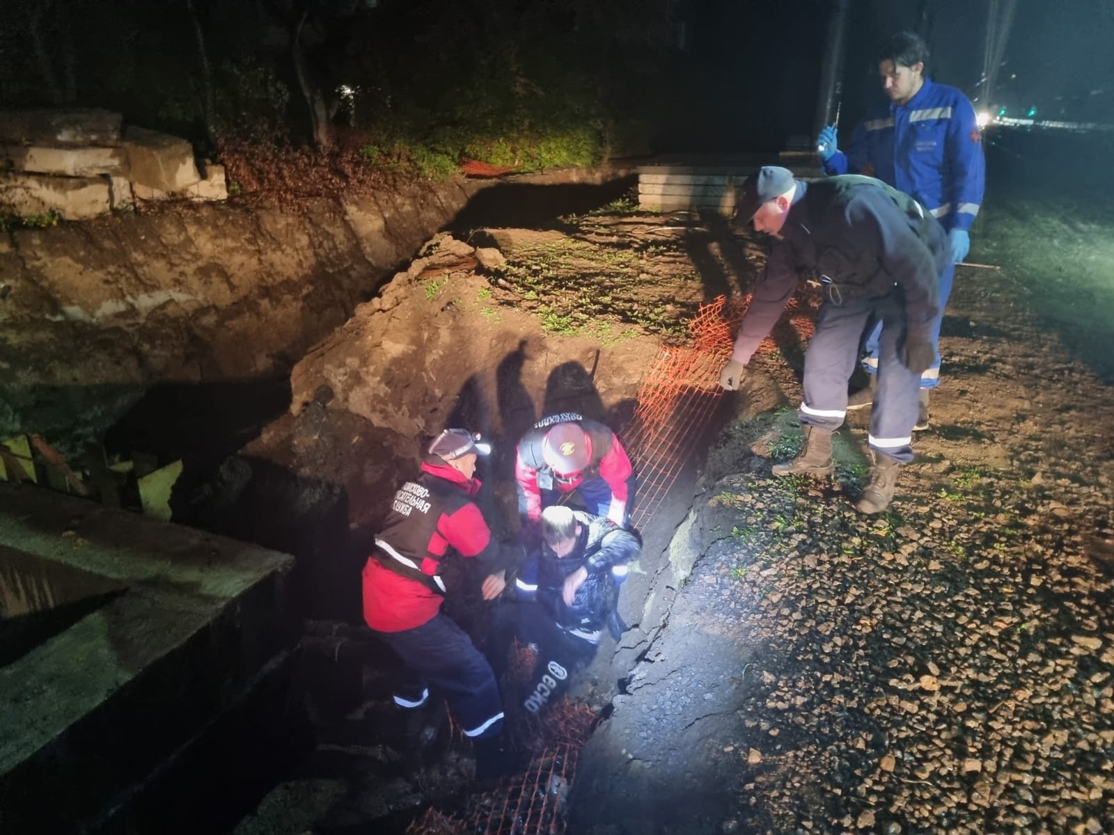 Житель Нижнего Тагила угодил в яму-ловушку от коммунальщиков. Его доставали спасатели