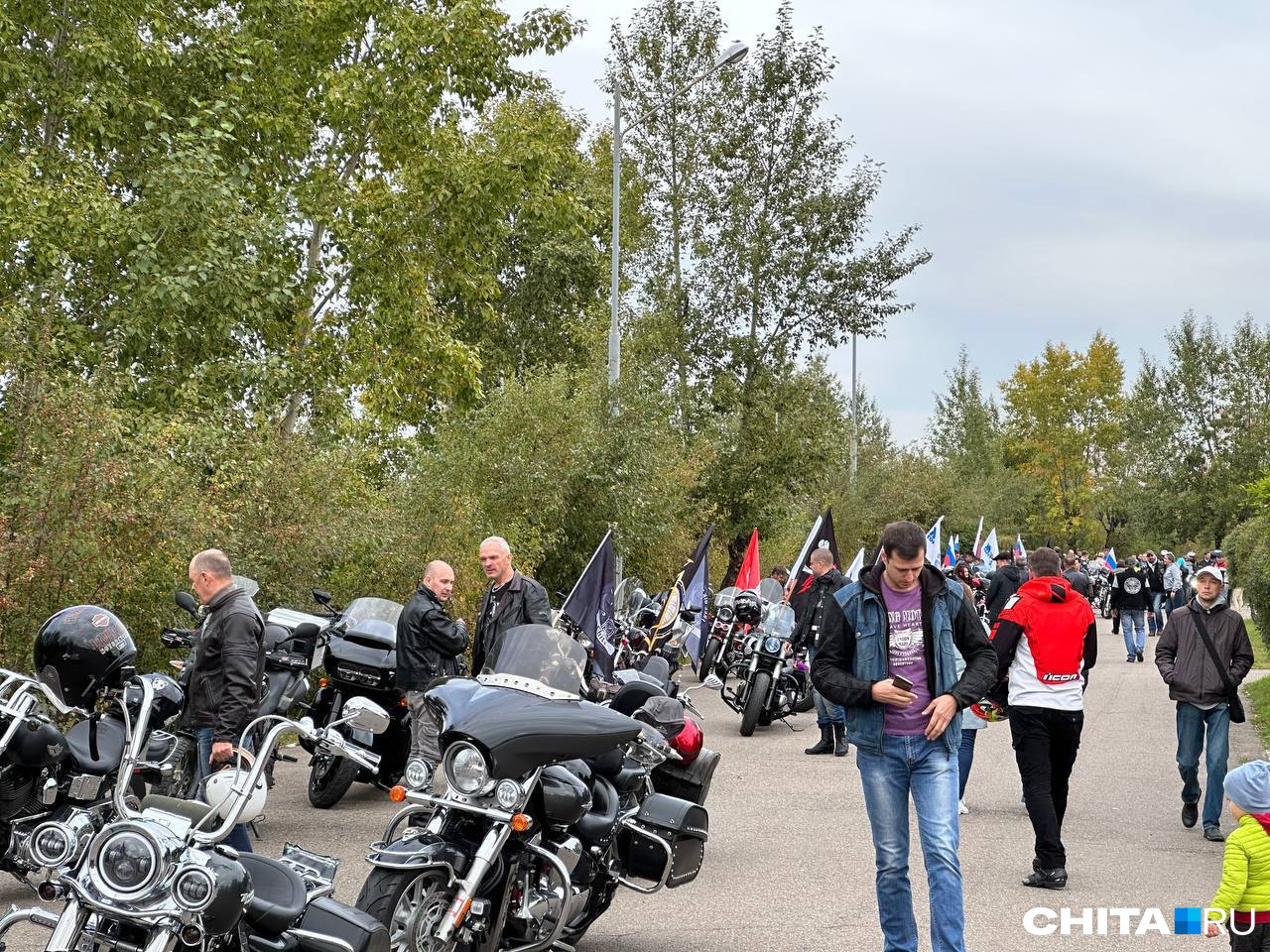 Читинские мотоциклисты напугали детей ездой прямо в Парке Победы