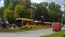 «Не уехать»: заехавший на рельсы автобус в Ярославле парализовал движение. Видео