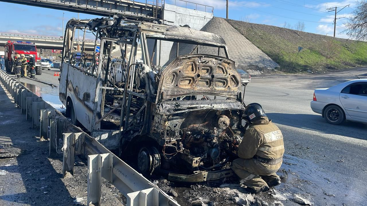 «Загорелась на ходу»: из сгоревшей маршрутки успели выбежать 14 пассажиров — подробности пожара