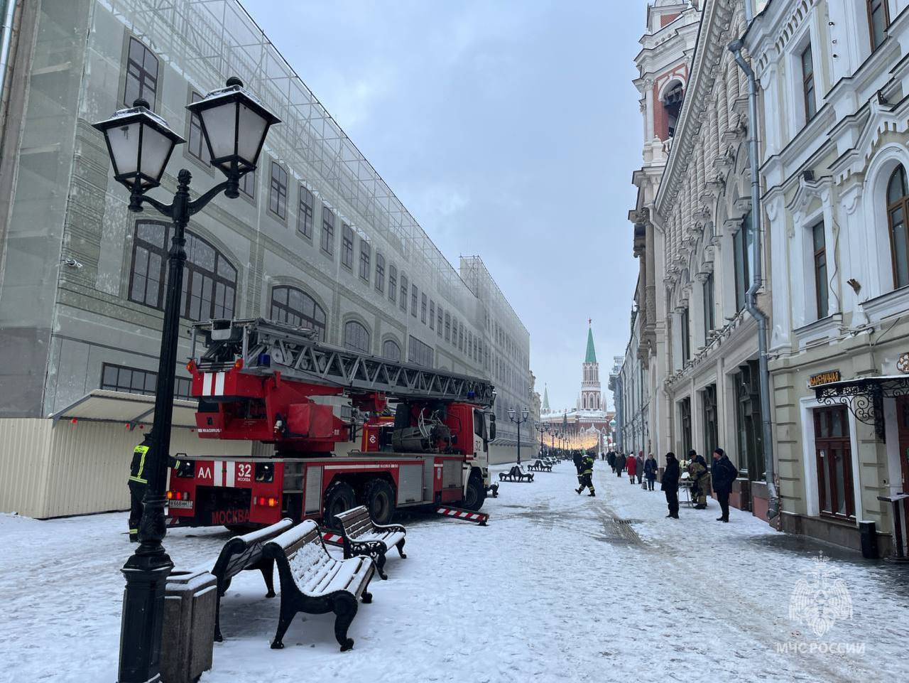 Клубы дыма и пожарных заметили около Кремля
