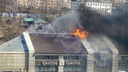 Торговый центр вспыхнул во Владивостоке — в здании могут оставаться люди