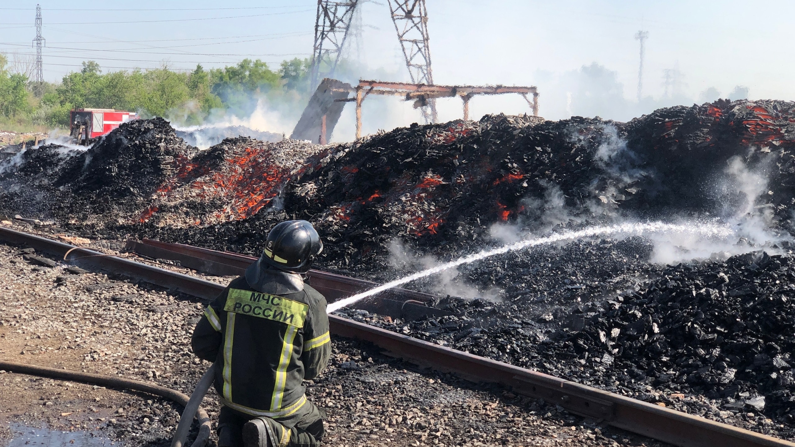 В Челябинске произошел крупный пожар на складе пиломатериалов. Онлайн-репортаж