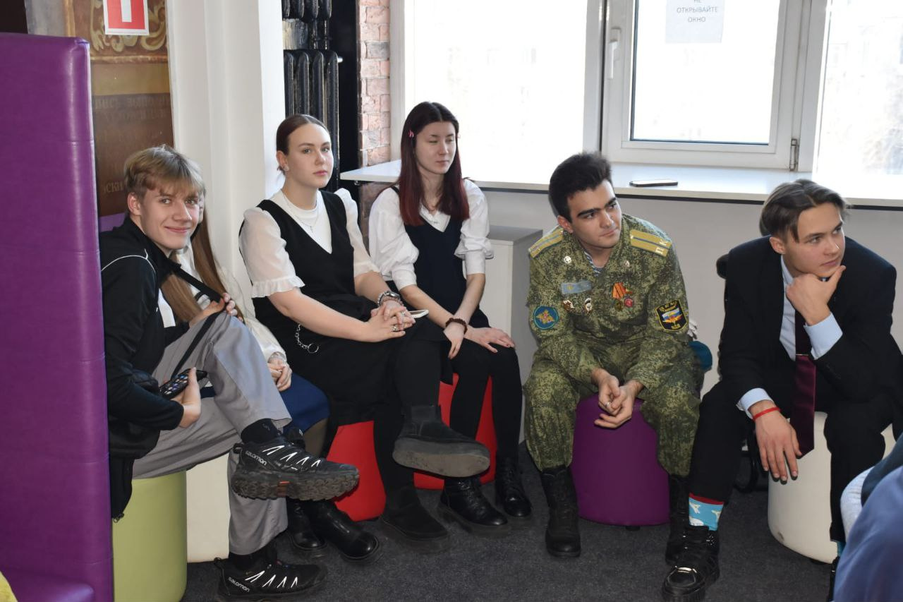 Открытка "с юбилеем! 80 лет". Размер фиксированной выплаты к страховой пенсии по старости. Открытка "с юбилеем! 80 лет". Старенькие бабушки и дедушки. Доплата после 80 лет пенсионерам.