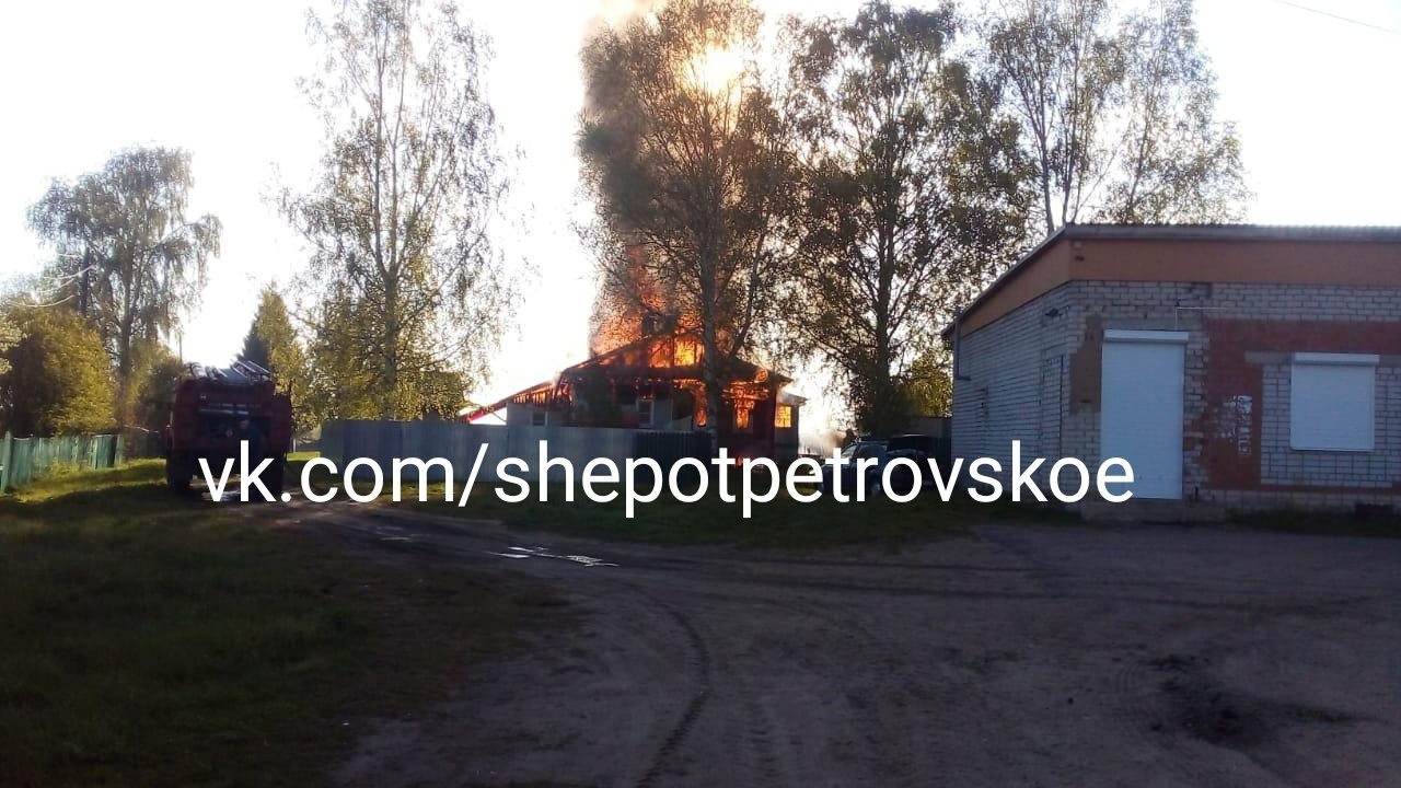 В сильном пожаре в Ярославской области погибли дедушка с трехлетним внуком. Видео с места