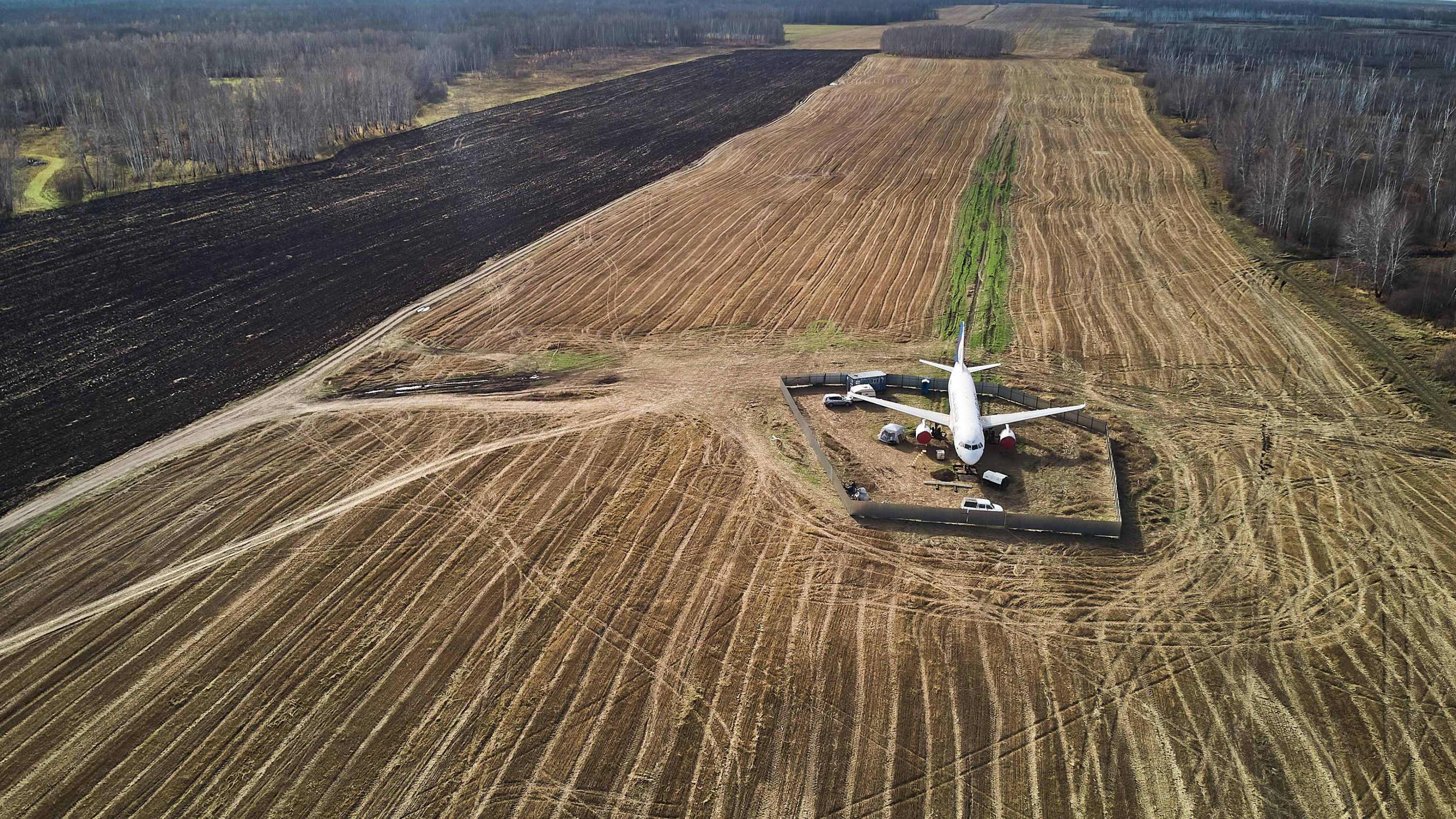Авиаэксперты: самолет, аварийно севший в новосибирском поле, решили распилить
