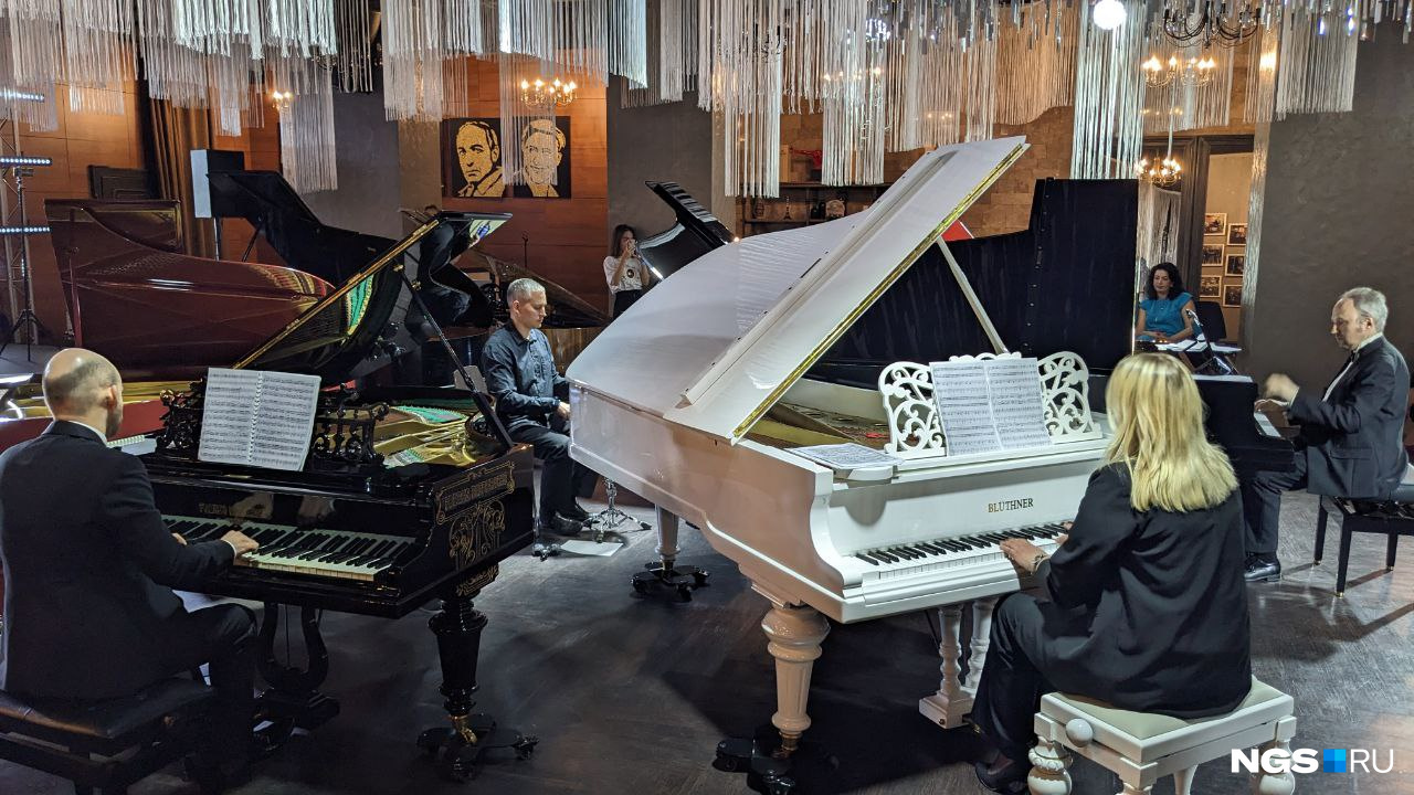 Новосибирские пианисты исполнили классические произведения одновременно на восьми роялях — видео с выступления