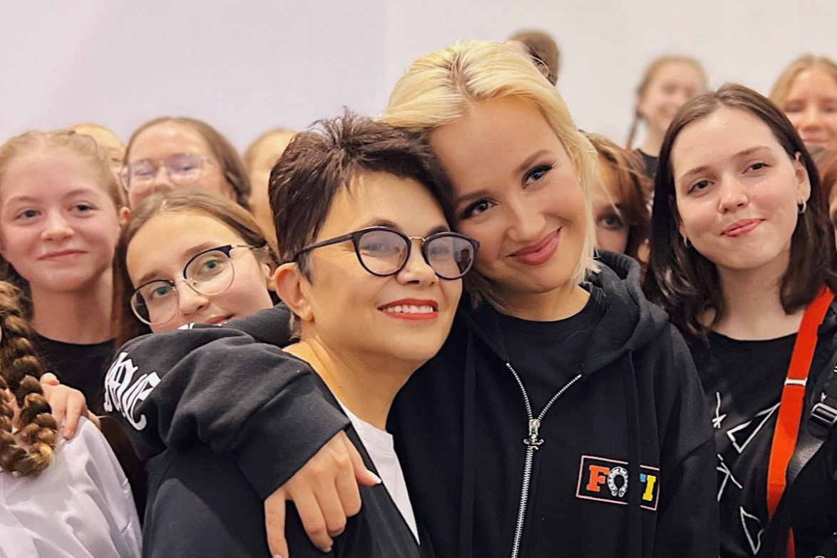 «Всегда на связи!» Клава Кока встретила любимую учительницу из Екатеринбурга: трогательное видео
