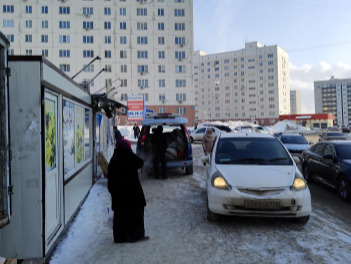Прокуратура Новосибирска заставила убрать снег с тротуара у остановки после публикации в СМИ